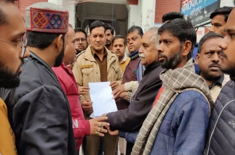 रिश्वत से जुड़े मामले में भाजपा ने मेयर के पति समेत 3 लोगों के खिलाफ दी तहरीर