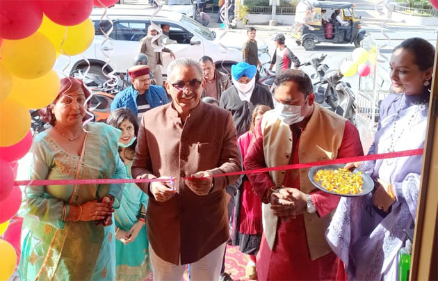 लखनऊ का बदमाश कबाबी दून में खुला, मेयर गामा ने किया उद्घाटन