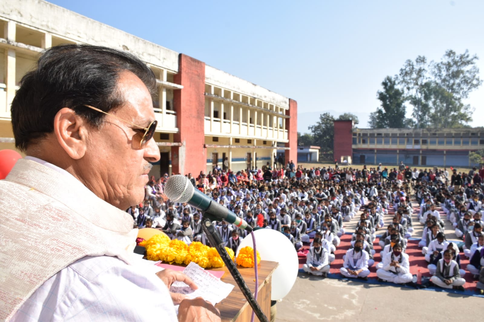 स्पीकर अग्रवाल ने छात्र-छात्राओं को टेबलेट वितरित किए