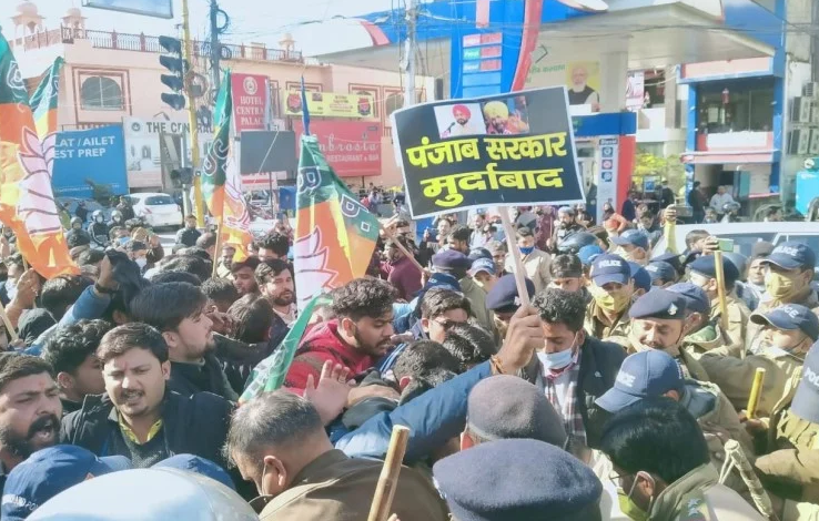 पीएम की सुरक्षा में लापरवाही के मामले में भाजयुमो ने दून में कांग्रेस मुख्यालय के बाहर किया प्रदर्शन