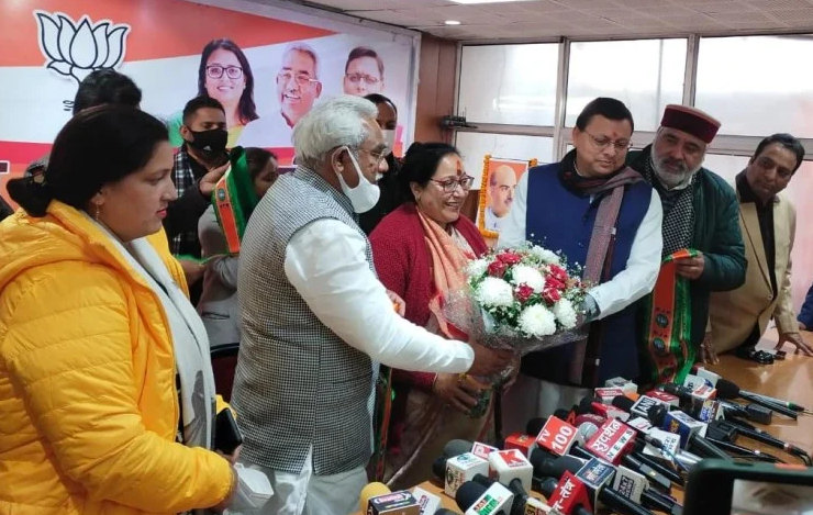 महिला कांग्रेस अध्यक्ष सरिता आर्य भाजपा में शामिल हुईं