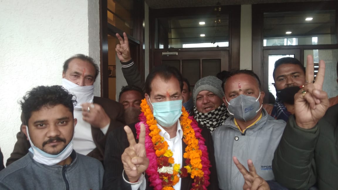 स्पीकर अग्रवाल को चौथी बार टिकट मिलने पर कार्यकर्ताओं ने की आतिशबाजी, मिठाई बांटी