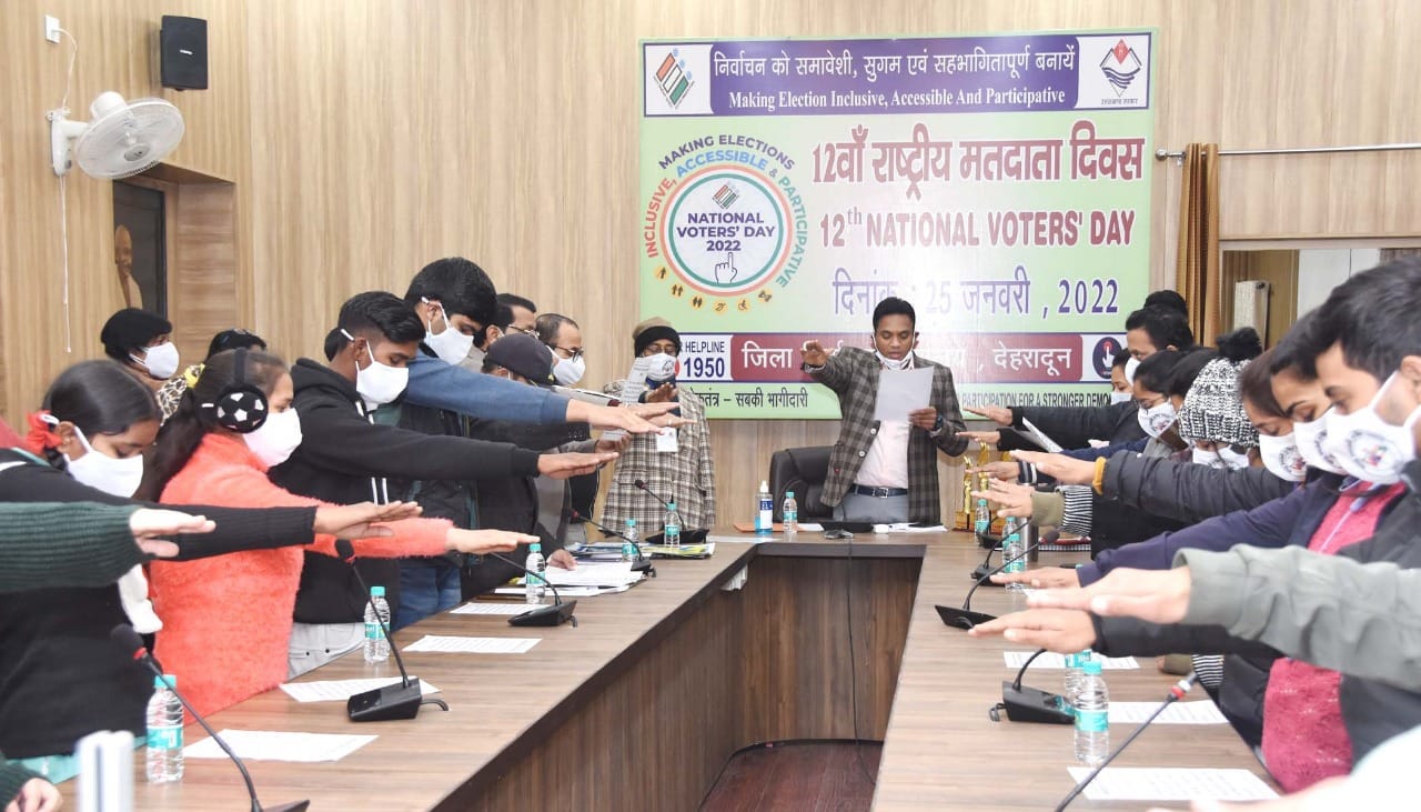 एक उंगली में कितना दम, वोट कर देखें हम’ गीत डीएम ने किया लांच