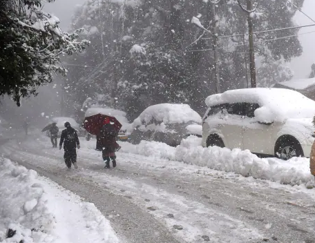 बारिश और बर्फबारी के चलते प्रदेश की छह दर्जन से अधिक सड़कें अवरुद्ध