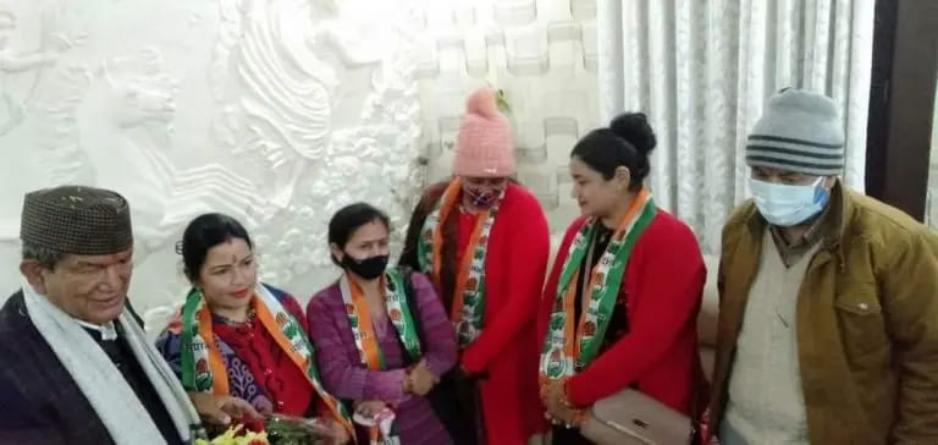 भारतीय जनता पार्टी को फिर से एक बड़ा झटका-  माया कोश्यारी अपने पूर्व पदाधिकारियों के साथ कांग्रेस हुई शामिल