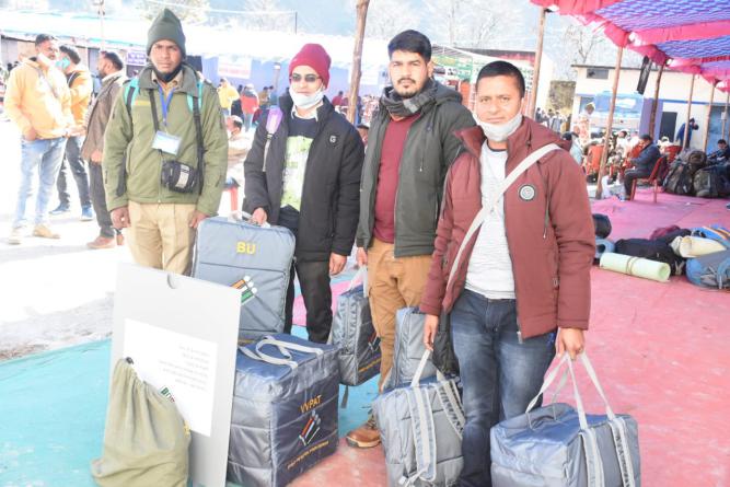 14 फरवरी को प्रस्तावित मतदान कार्यक्रम सम्पन्न कराने हेतु, पोलिंग पार्टियां अपने से सम्बन्धित मतदेय स्थलों को रवाना होना शुरू