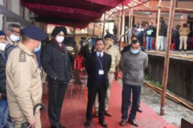 उत्तरकाशी जिलाधिकारी मयूर दीक्षित ने डाक मतपत्र कार्मिक 27 टीमें रवाना की