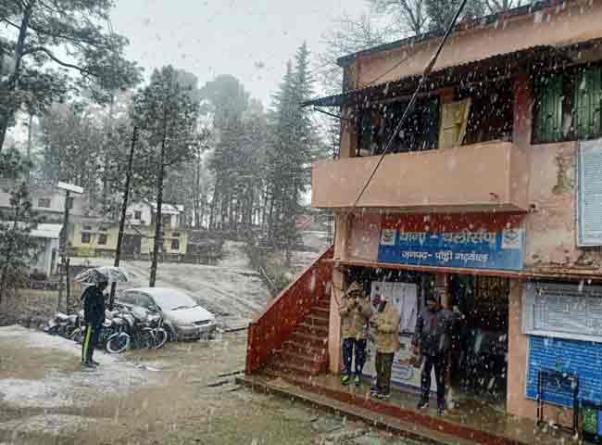 उत्तराखंड में मौसम ने बदली करवट, मसूरी समेत इन पर्यटक स्थलों पर हुआ हिमपात