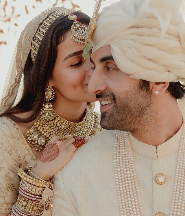 Alia Ranbir Wedding : मिसेज कपूर बनीं आलिया भट्ट, पति रणबीर के साथ शेयर की खास तस्वीरें
