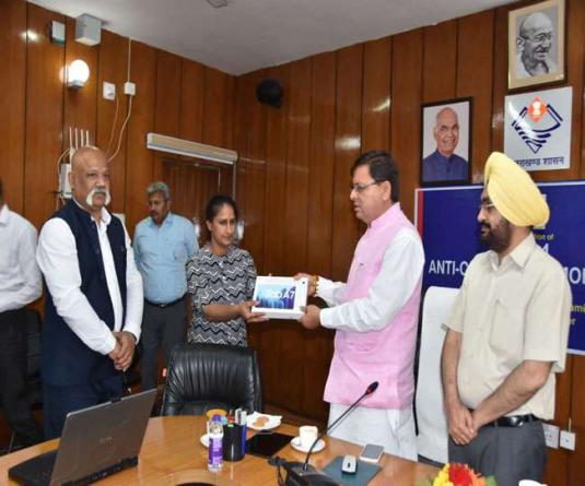 भ्रष्टाचार की शिकायतों को दर्ज करने के लिए मुख्यमंत्री पुष्कर सिंह धामी ने आम जनता के लिए 1064 वेब एप किया लांच