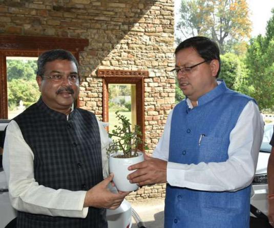 केन्द्रीय मंत्री धर्मेन्द्र प्रधान ने मुख्‍यमंत्री पुष्‍कर सिंह धामी से की मुलाकात, शिक्षा के विकास और कौशल विकास पर की चर्चा