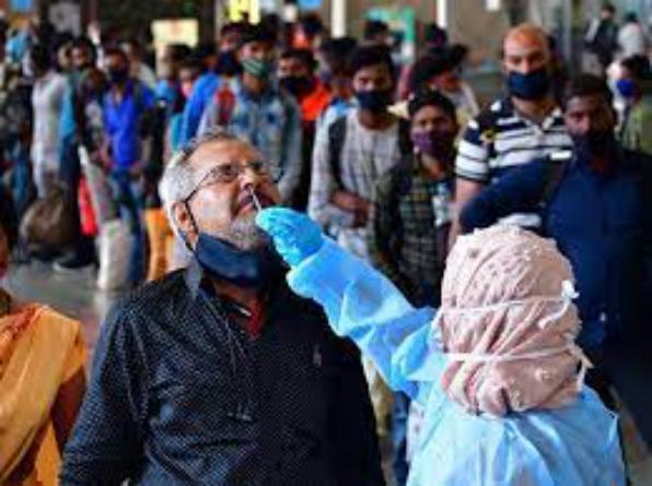 देश में कोरोना फिर रफ्तार पकड़ता दिख रहा, बीते 24 घंटे में कोरोना के मामलों में बड़ा उछाल देखा गया