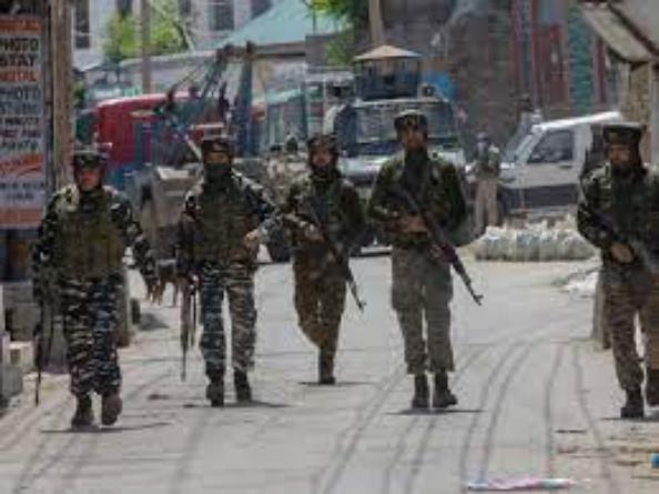 कुलगाम में जारी मुठभेड़ में सुरक्षाबलों ने लश्कर-ए-तैयबा के एक आतंकवादी को मार गिराया