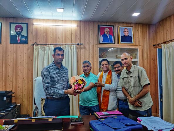 उत्तरकाशी के नवनियुक्त जिलाधिकारी अभिषेक रुहेला से होटल एसोसिएशन अध्यक्ष शैलेन्द्र सिंह मटूडा ने पुष्प गुच्छा भेंट कर किया स्वागत