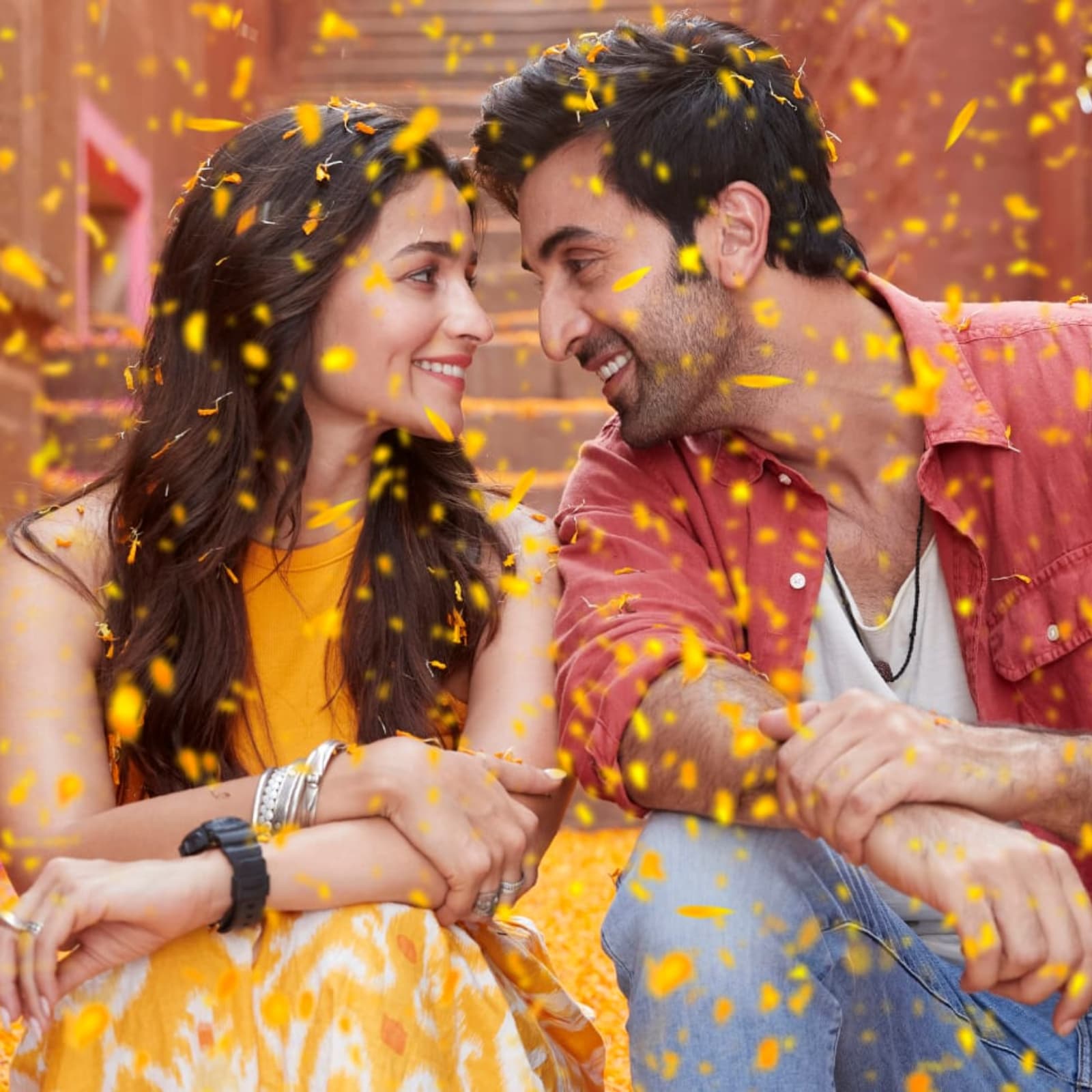 Ranbir-Alia Wedding: आज दिन में 2 बजे सात फेरे लेंगे रणबीर-आलिया भट्ट, मेहंदी पर इमोशनल नीतू कपूर की आंखों से छलके आंसू