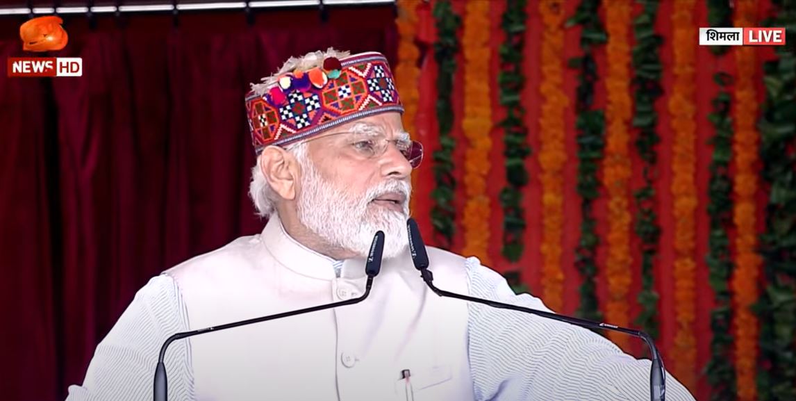 मां की पेंटिंग लेने को PM नरेंद्र मोदी ने रुकवाई कार, लड़की से पूछा- कितने दिन में बनाई