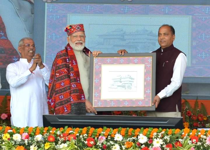 PM Modi Shimla Visit: पीएम मोदी ने थपथपाई सीएम जयराम की पीठ, लोकप्रिय मुख्यमंत्री और मित्र कहकर किया संबोधित