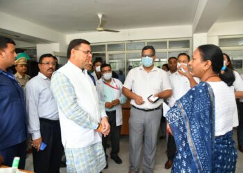 मुख्यमंत्री पुष्कर सिंह धामी ने सचिवालय में चल रहे कोविड टीकाकरण कैम्प का निरीक्षण किया