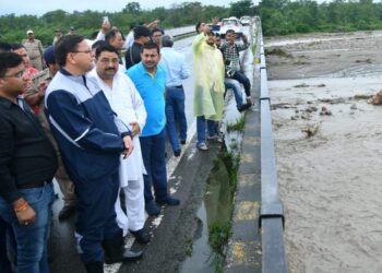 मुख्यमंत्री धामी ने किया आपदा प्रभावित थानो मार्ग का निरीक्षण, शीघ्र वैकल्पिक व्यवस्था के दिये निर्देश