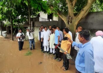 काँग्रेस अध्यक्ष करन माहरा ने किया आपदा क्षेत्रों का दौरा, कसा भाजपा पर तंज