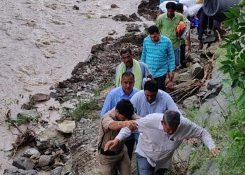 पूर्व मुख्यमंत्री हरीश रावत ने किया रायपुर ब्लॉक के आपदा प्रभावित इलाकों का दौरा