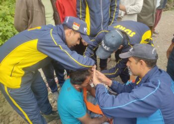 चकराता में खाई में गिरा वाहन, SDRF ने चालक को किया रेस्क्यू
