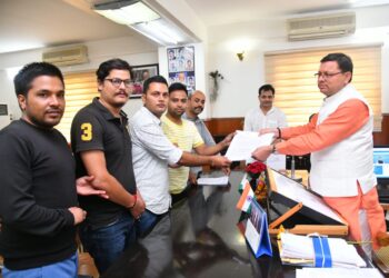 मुख्यमंत्री धामी से स्नातक स्तरीय परीक्षा में चयनित कुछ छात्रों ने की मुलाकात, मुख्यमंत्री ने दिया आश्वासन