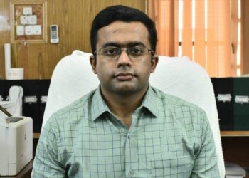 DM चमोली शर्म करो, के नारे क्यों लगे डीएम आवास के बाहर, जाने क्या है पूरा मामला