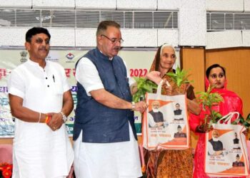 ग्राम्य विकास मंत्री गणेश जोशी ने पीएम आवास योजना(ग्रामीण) के लाभार्थियों को बांटे फलदार पौध