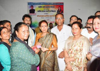 कैबिनेट मंत्री रेखा आर्या ने किया पात्र लोगों को डिजिटल राशन कार्डों का वितरण