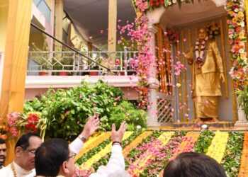 मुख्यमंत्री धामी ने ब्रह्मलीन श्री देवेन्द्रस्वरूप ब्रह्मचारी जी की प्रतिमा पर पुष्पांजलि अर्पित कर उन्हें नमन किया