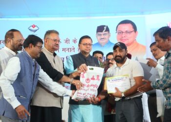 प्रधानमंत्री के जन्मदिवस को सेवा सप्ताह के रूप में मनाते हुए मुख्यमंत्री व कृषि मंत्री ने सगन्ध पौधों का वितरण किया