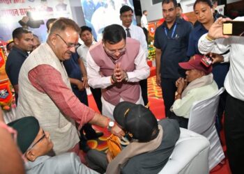 “सेवा पखवाड़ा” के तहत मुख्यमंत्री धामी व कैबिनेट मंत्री गणेश जोशी ने किया पूर्व सैनिकों का सम्मान