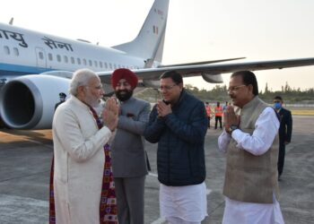 प्रधानमंत्री मोदी पहुँचे उत्तराखंड, राज्यपाल व मुख्यमंत्री ने किया स्वागत