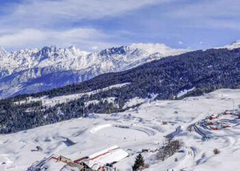 Weather Update: औली में सीजन की पहली बर्फ़बारी, तराई इलाके में भी बढ़ी ठण्ड