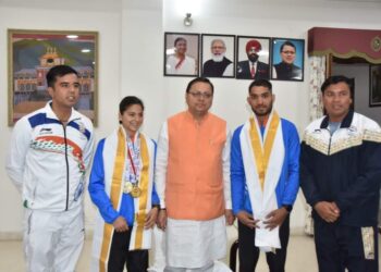 SPORTS: मुख्यमंत्री धामी ने राष्ट्रीय स्तर पर गोल्ड जीतने वाले धावकों से की मुलाकात
