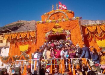 बद्रीनाथ धाम के कपाट हुए बंद, दर्शन के लिए उमड़ी भीड़