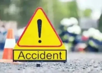 बरात की कार पलटी, दूल्हे के फूफा समेत तीन लोग गंभीररूप से घायल