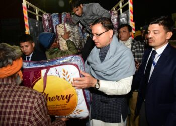 कड़कड़ाती ठंड में जरूरतमंदों के बीच पहुँचे मुख्यमंत्री धामी, खुद भी गरीबों को बांटे कंबल