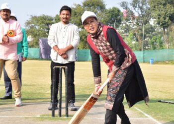 टी-20 दिव्यांग क्रिकेट प्रतियोगिता में खेल मंत्री ने की शिरकत, साथ ही क्रिकेट पिच पर उतरकर खेले शानदार स्ट्रोक