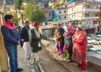 कैबिनेट मंत्री धन सिंह रावत ने जोशीमठ में सम्भाला मोर्चा, राहत शिविरों का लिया जायजा