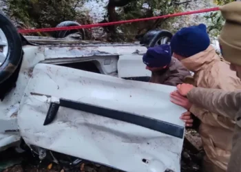 बर्फबारी देखने जा रहे पर्यटकों की कार खाई में गिरी, मची चीख- पुकार