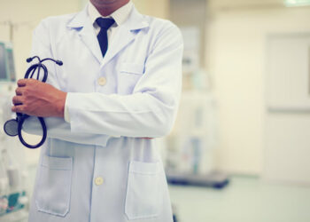 धामी सरकार का सरकरी डॉक्टरों को रिटायरमेंट तोहफा, अब 65 साल की उम्र में रिटायर होंगे डॉक्टर