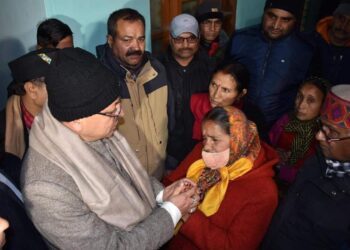 जोशीमठ : प्रभावितों के बीच पहुँच कर बोले सीएम धामी, मेरी पहली प्राथमिकता आज जोशीमठ को बचाने की है