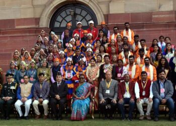 उत्तराखंड की झाँकी के कलाकारों ने टीम लीडर केएस चौहान के नेतृत्व में करी राष्ट्रपति से मुलाकात