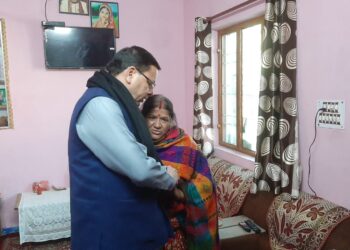 जोशीमठ में प्रभावित परिवारों से मिलने पहुँचे सीएम धामी