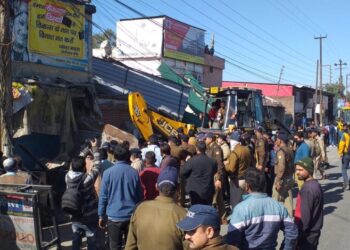 धामी सरकार का सरकरी डॉक्टरों को रिटायरमेंट तोहफा, अब 65 साल की उम्र में रिटायर होंगे डॉक्टर