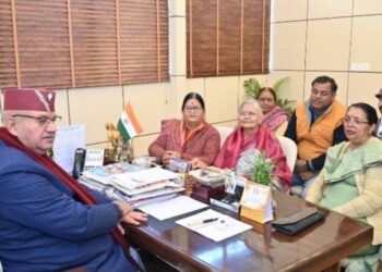 जब एक आम फरियादी की तरह कैबिनेट मंत्री के पास पहुँची उनकी धर्मपत्नी!!