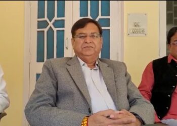 धामी सरकार का सरकरी डॉक्टरों को रिटायरमेंट तोहफा, अब 65 साल की उम्र में रिटायर होंगे डॉक्टर