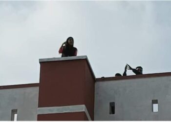 MBPG कॉलेज की छात्रसंघ अध्यक्ष चढ़ी कॉलेज की छत पर